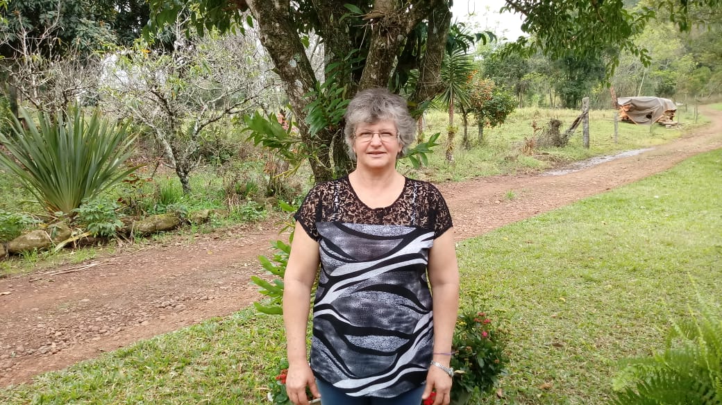 Donizete posa orgulhosa em seu jardim, seu hobby | Foto: Albino Pomagerski